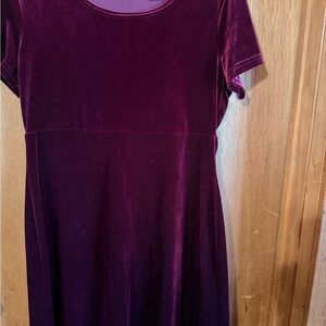 Chic Velvet Midi Dress in Rich Burgundy